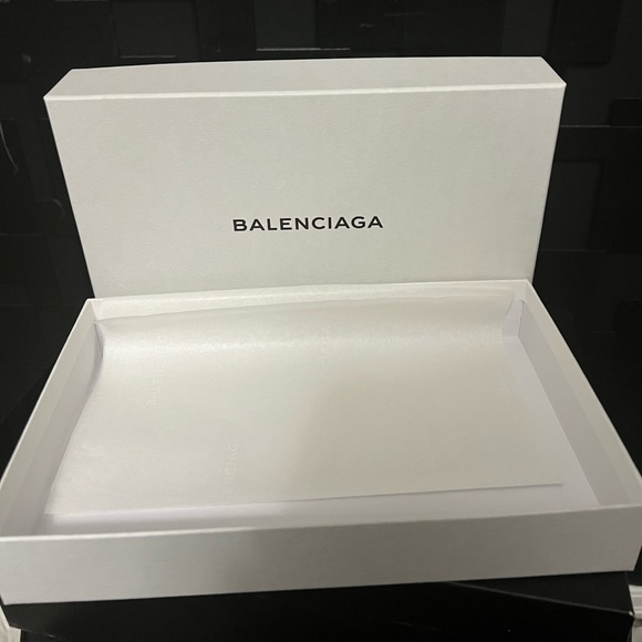 Balenciaga White Box - Picture 2 of 5